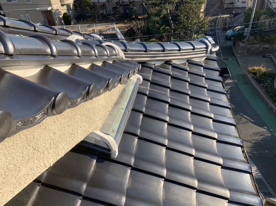 雨漏りしている付近の瓦屋根の様子