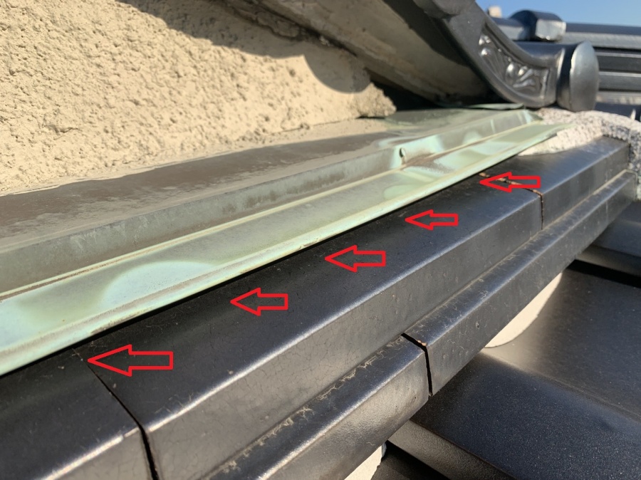 のし瓦と雨押え板金の間に出来た隙間