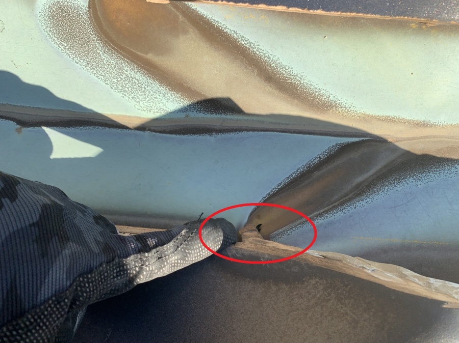 経年劣化で穴が開いた谷板金