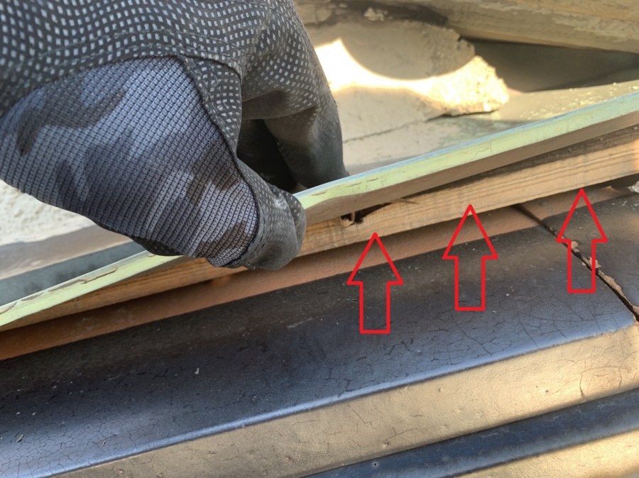 雨押え板金の中に入っている木材の様子