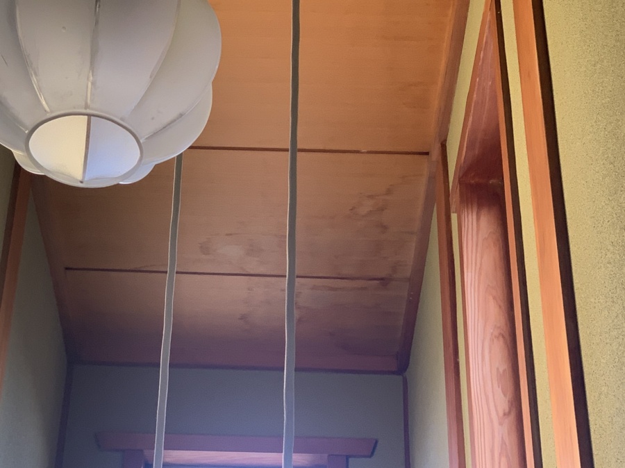 神戸市須磨区での屋根工事無料見積もりで廊下の天井に雨シミが付いている様子