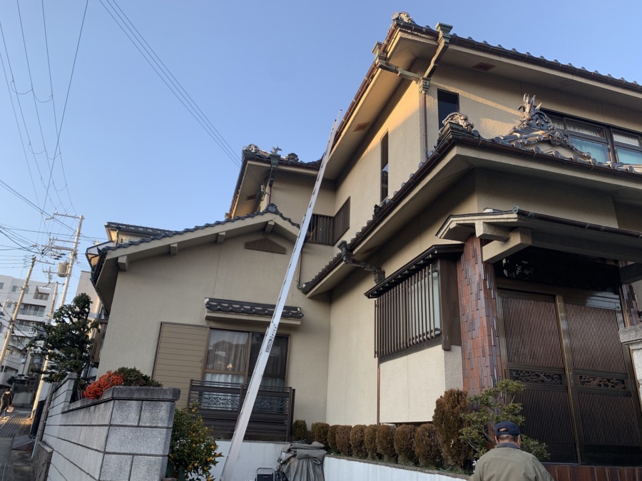 神戸市須磨区での屋根工事無料見積もりで瓦屋根に梯子を掛けている様子