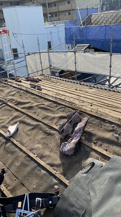 屋根葺き替え工事で瓦屋根を撤去している様子