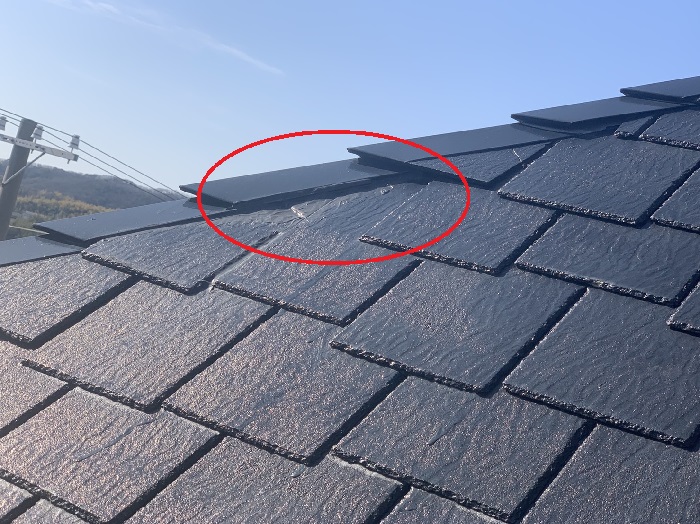 風災でスレート屋根がズレ落ちている様子