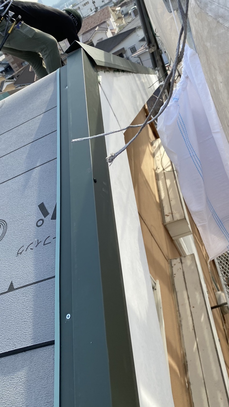 神戸市垂水区での金属屋根葺きでケラバ板金を取りつけている様子