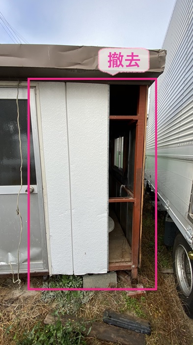 三木市で破損したコンテナの外壁サイディングを撤去している様子