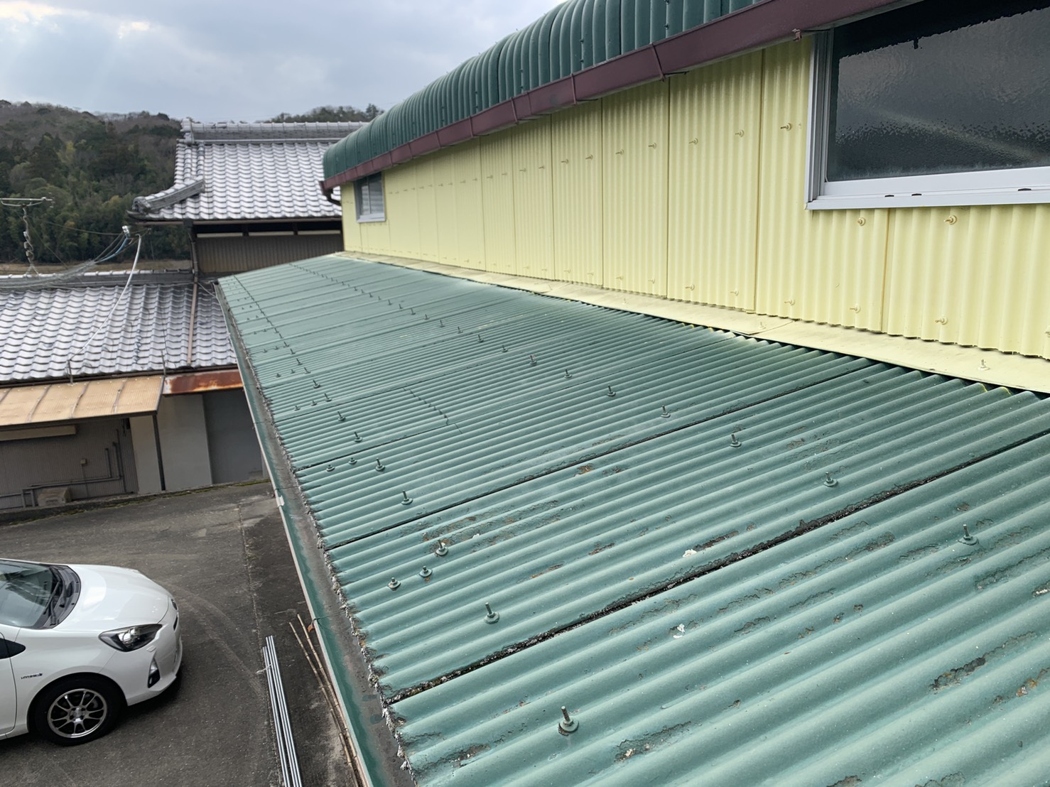 神戸市西区の倉庫でスレート波板を交換する前の様子