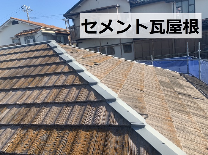 強風によりセメント瓦屋根がズレている様子