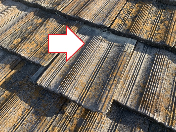 神戸市須磨区の瓦屋根が強風によりズレている様子