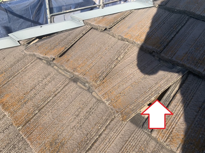 瓦屋根がズレて防水シートが見えている様子