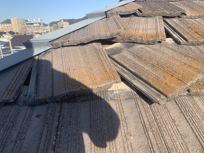 強風により瓦屋根が数枚ズレている様子
