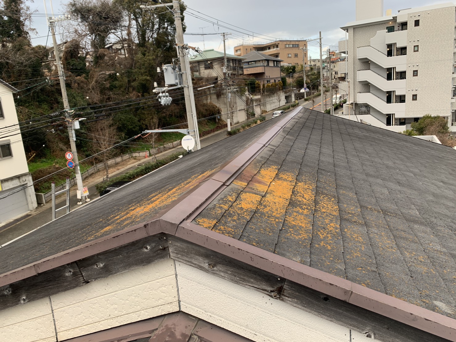 明石市のハイツで台風前に屋根調査を行ったスレート屋根の様子