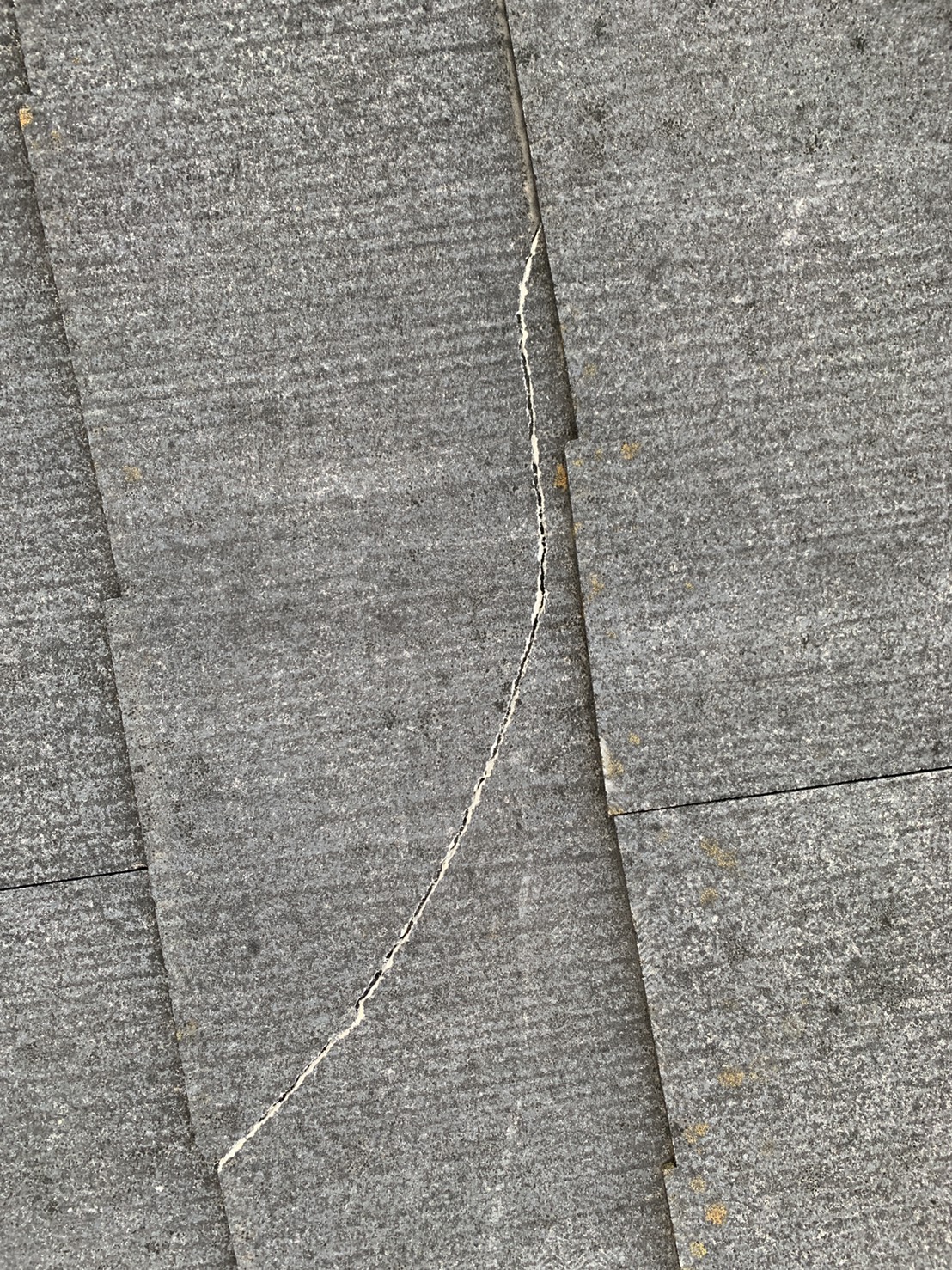 スレート屋根がひび割れている様子