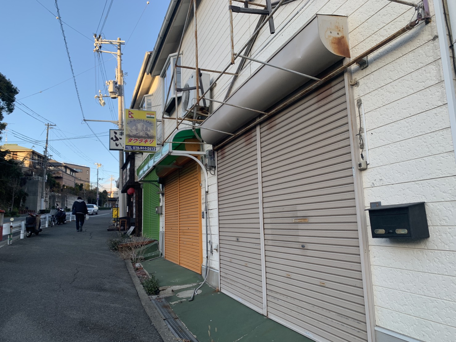 明石市で屋根調査を行ったハイツの正面は2階建て