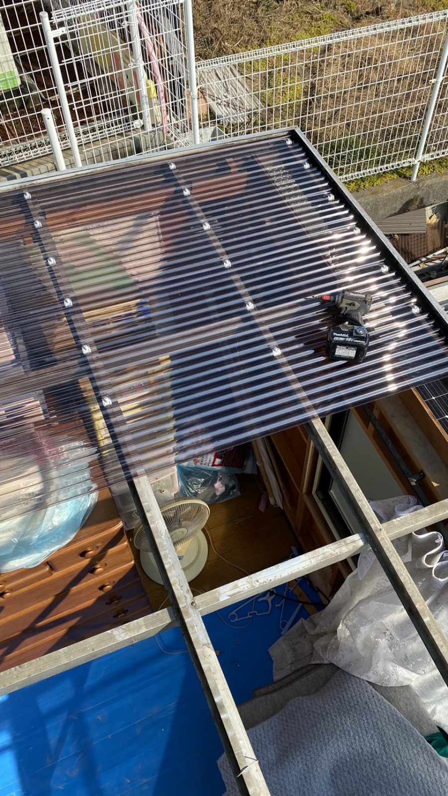 神戸市北区での波板交換でポリカ波板を貼っている様子