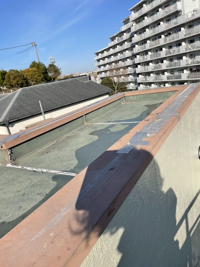 階段室の陸屋根から雨漏りしている様子