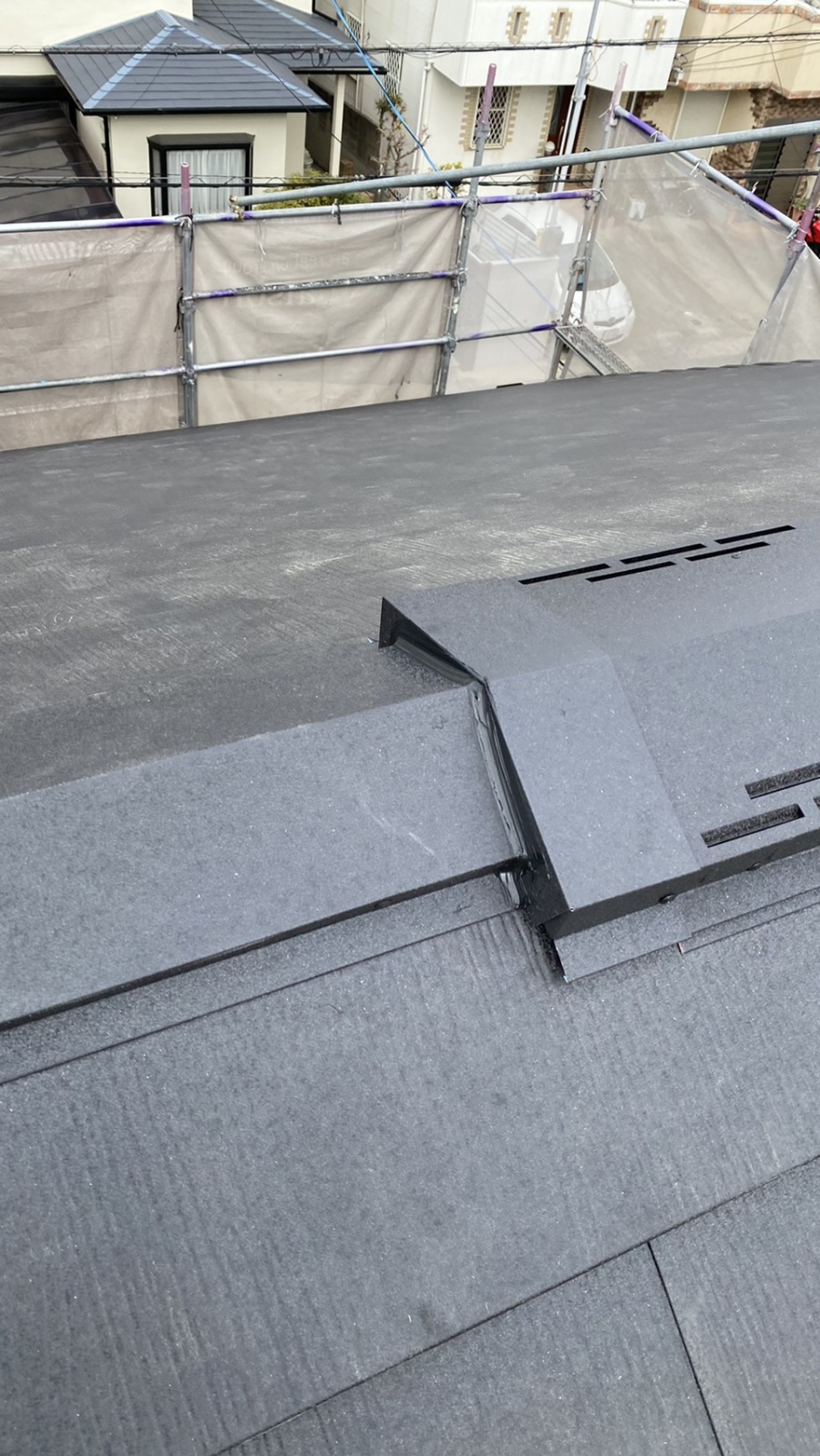 神戸市で行った換気棟取り付け工事で仕上げをしている様子