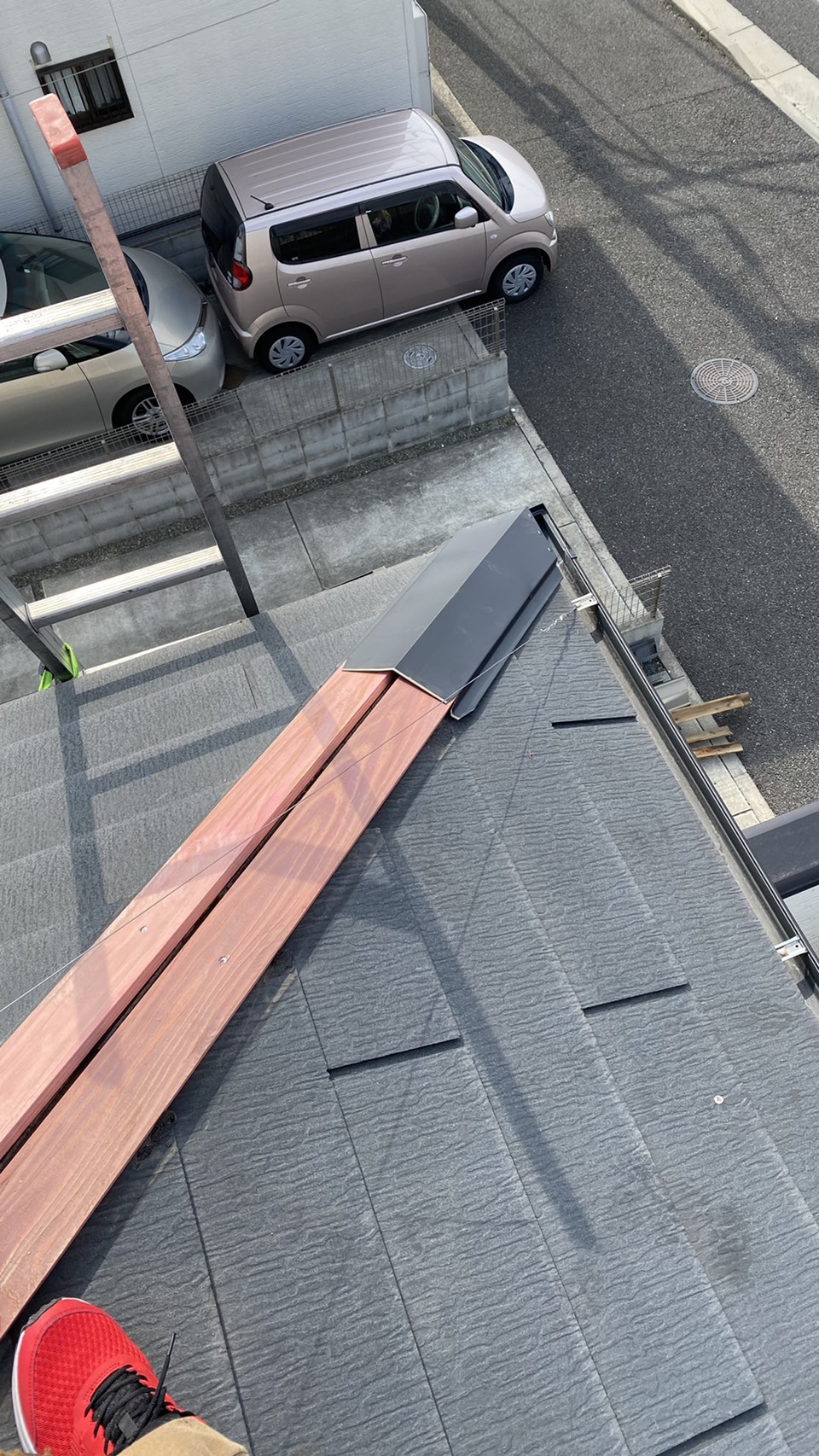 神戸市西区での板金工事で棟板金を取りつけている様子