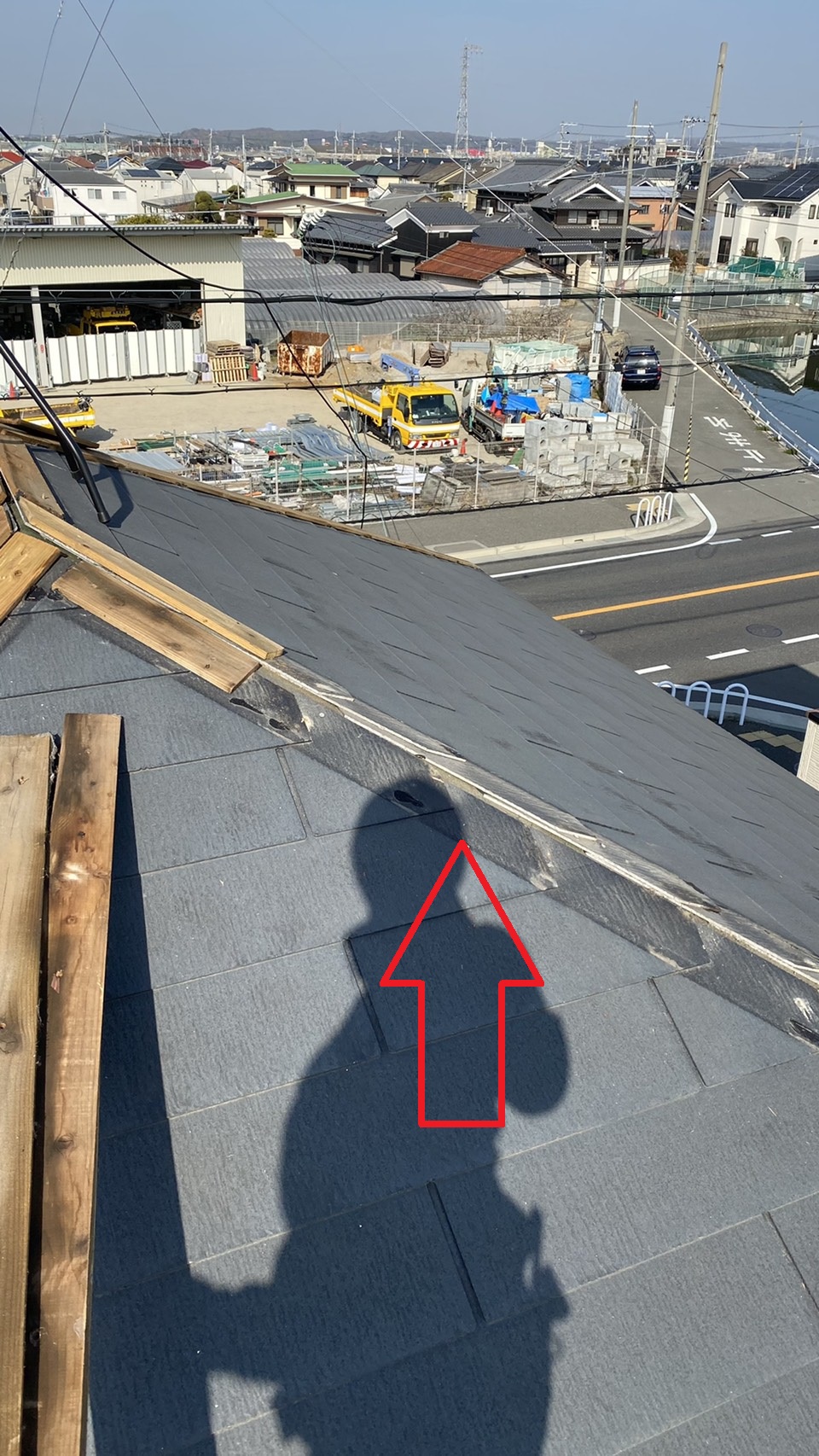 神戸市西区での板金工事で棟木を撤去し終えたスレート屋根の様子