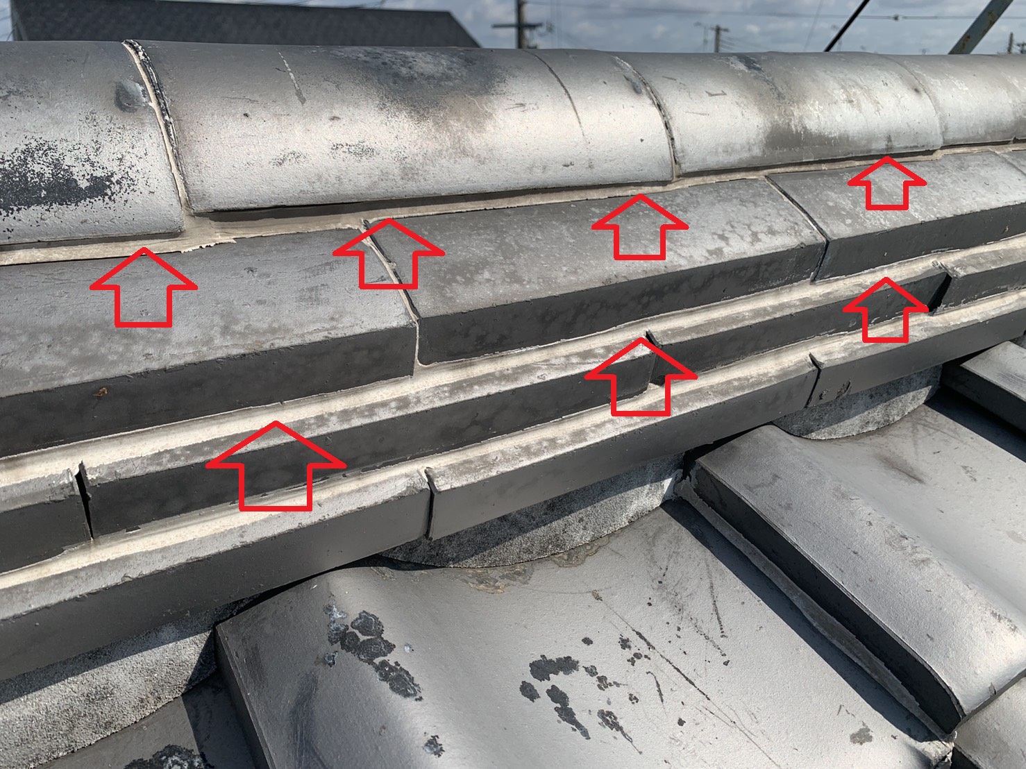漆喰の剥がれの原因となった棟瓦のコーキング