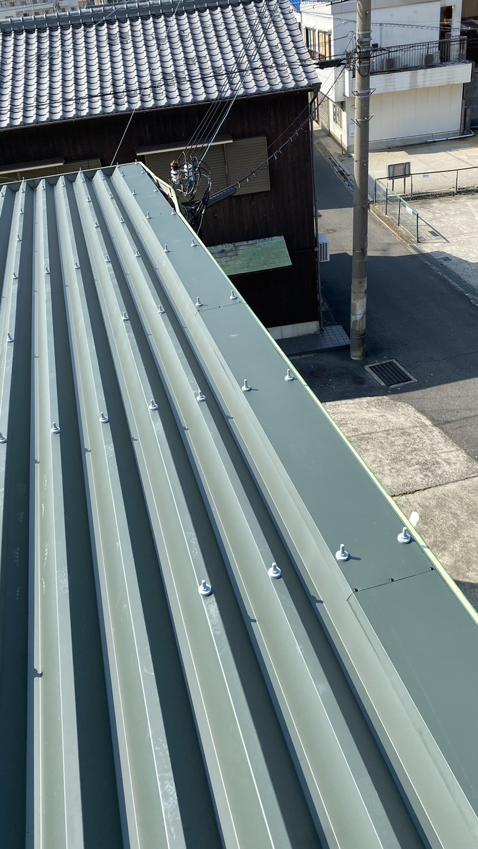 明石市での屋根工事でケラバ取り付け完了