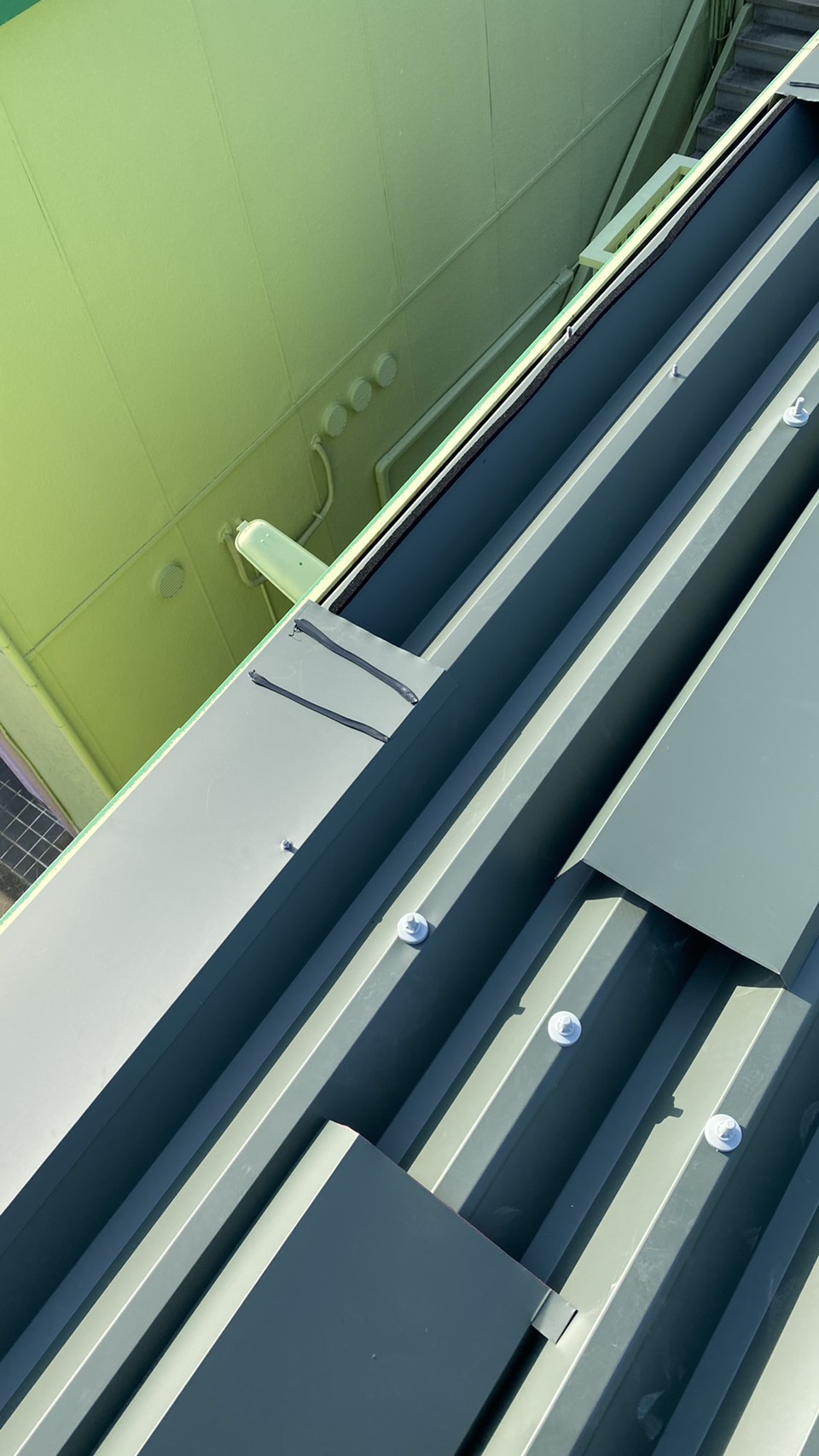 明石市で行った屋根工事でケラバを取り付けている様子