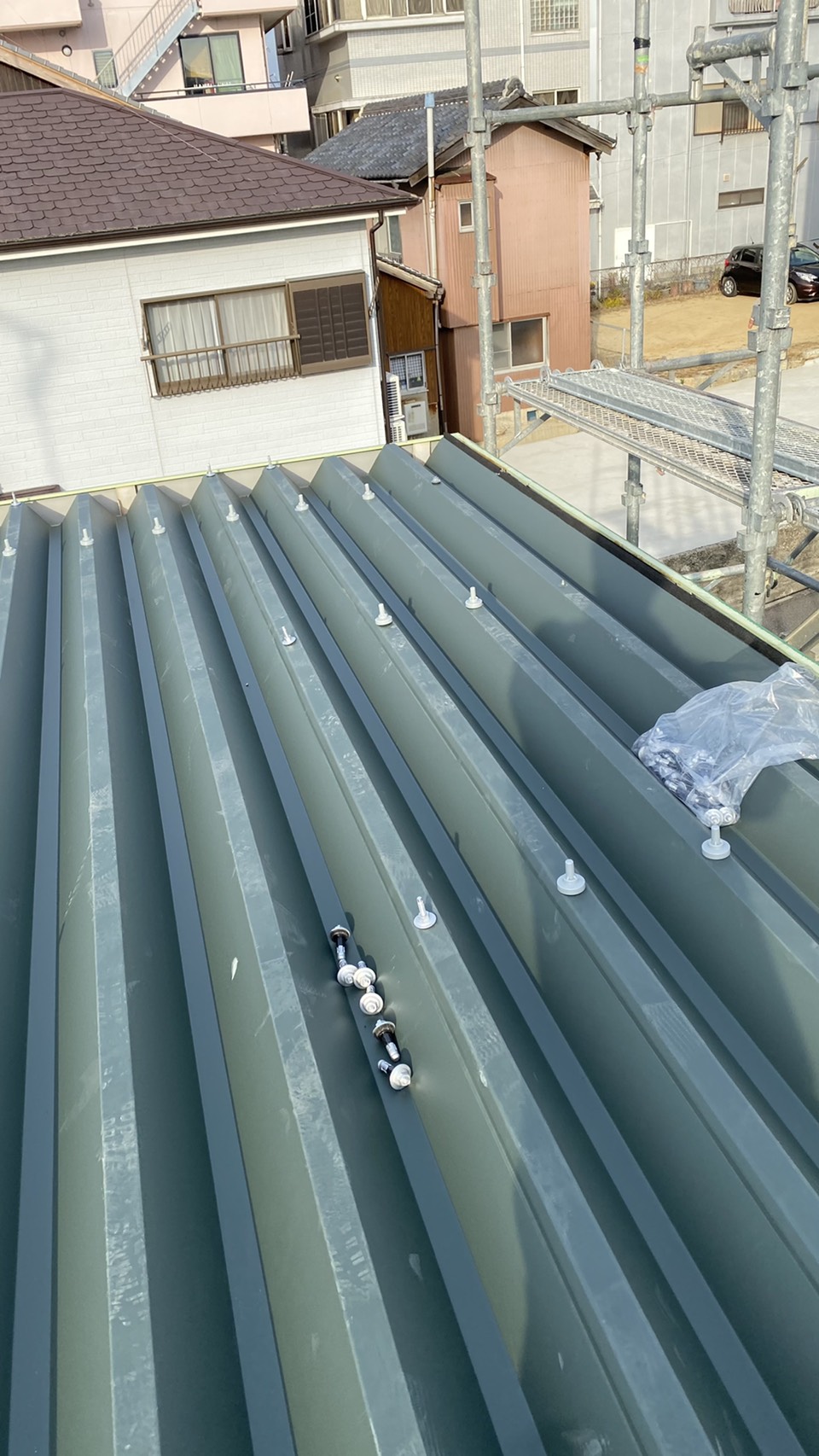 明石市での屋根工事でボルトにキャップを取り付けた様子