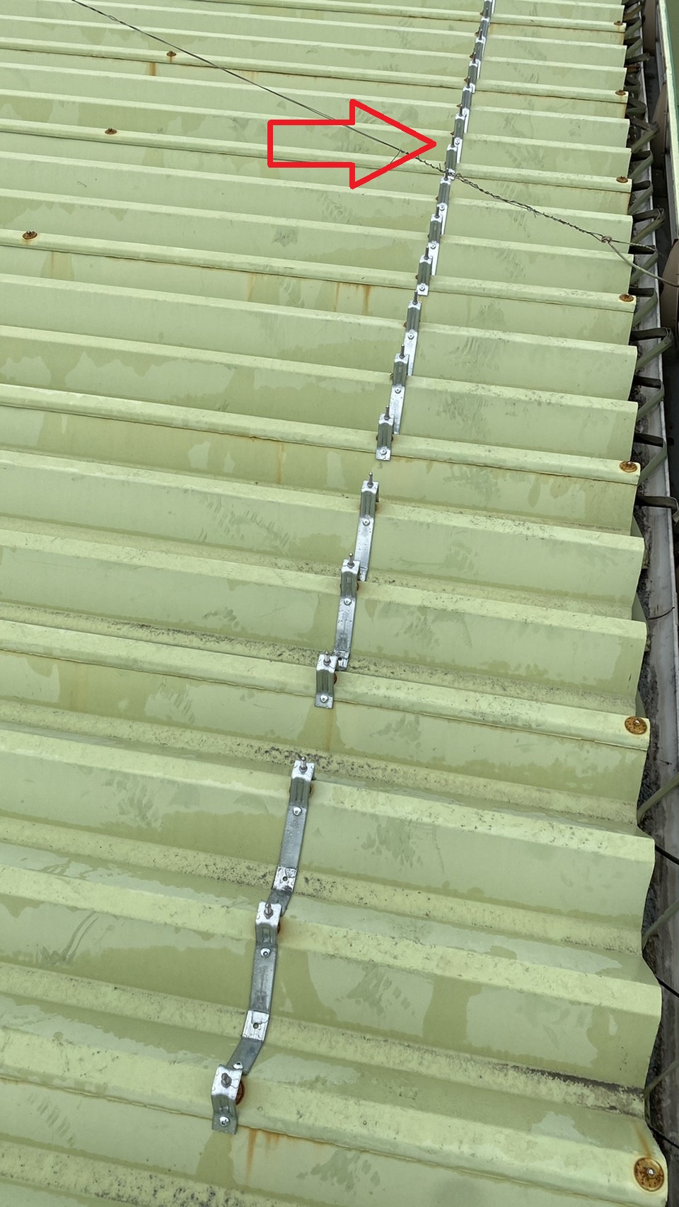 明石市での屋根工事で下地フレームを取り付けた様子