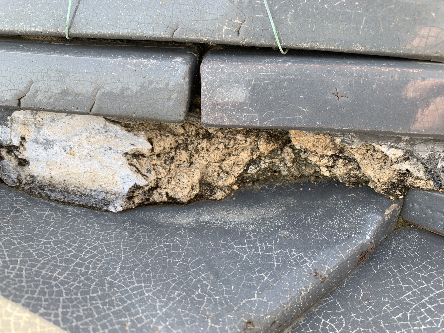 漆喰が剥がれて土が露出している様子