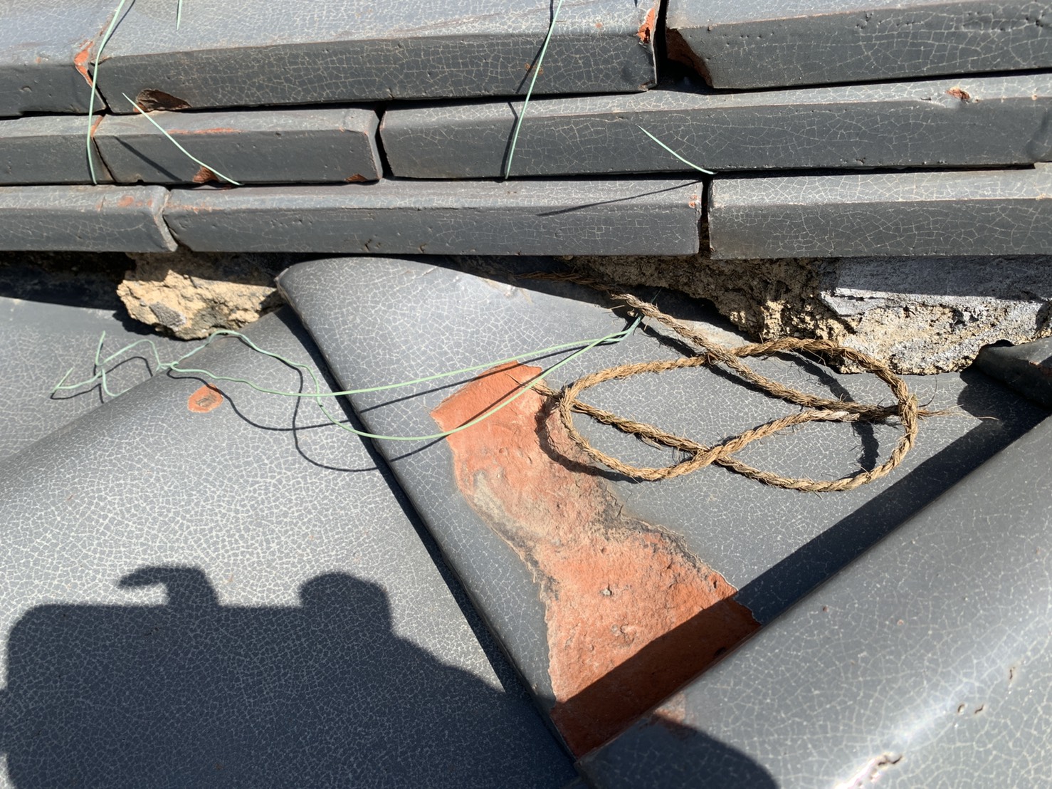 劣化して表面が剥離した瓦屋根