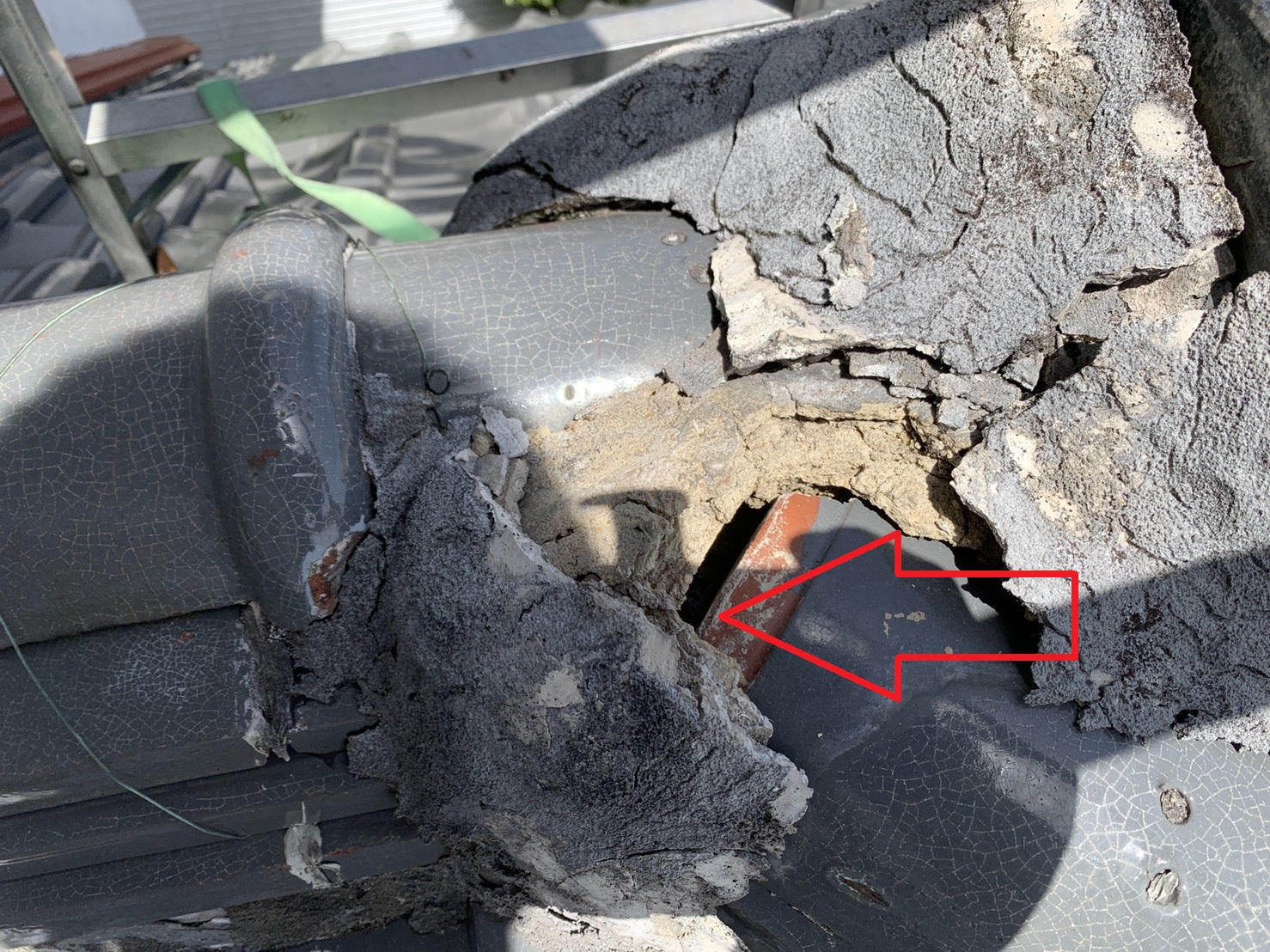 漆喰が剥がれて穴が開いている様子