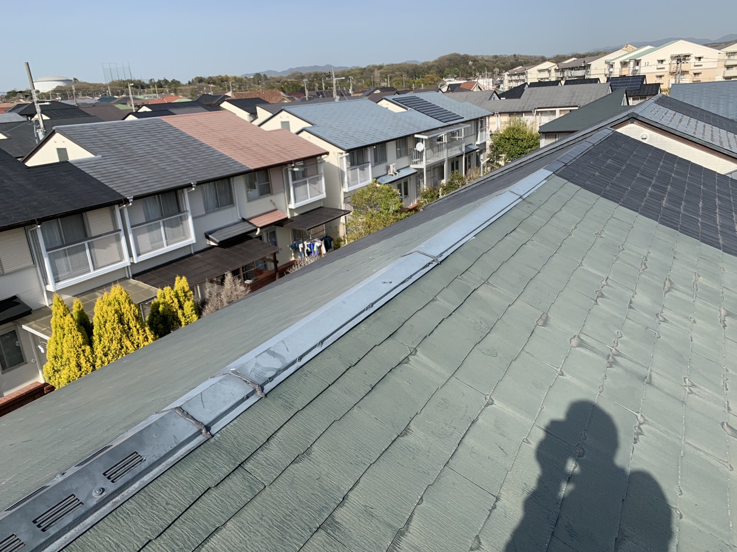 雨漏りの原因となった連棟屋根のスレート