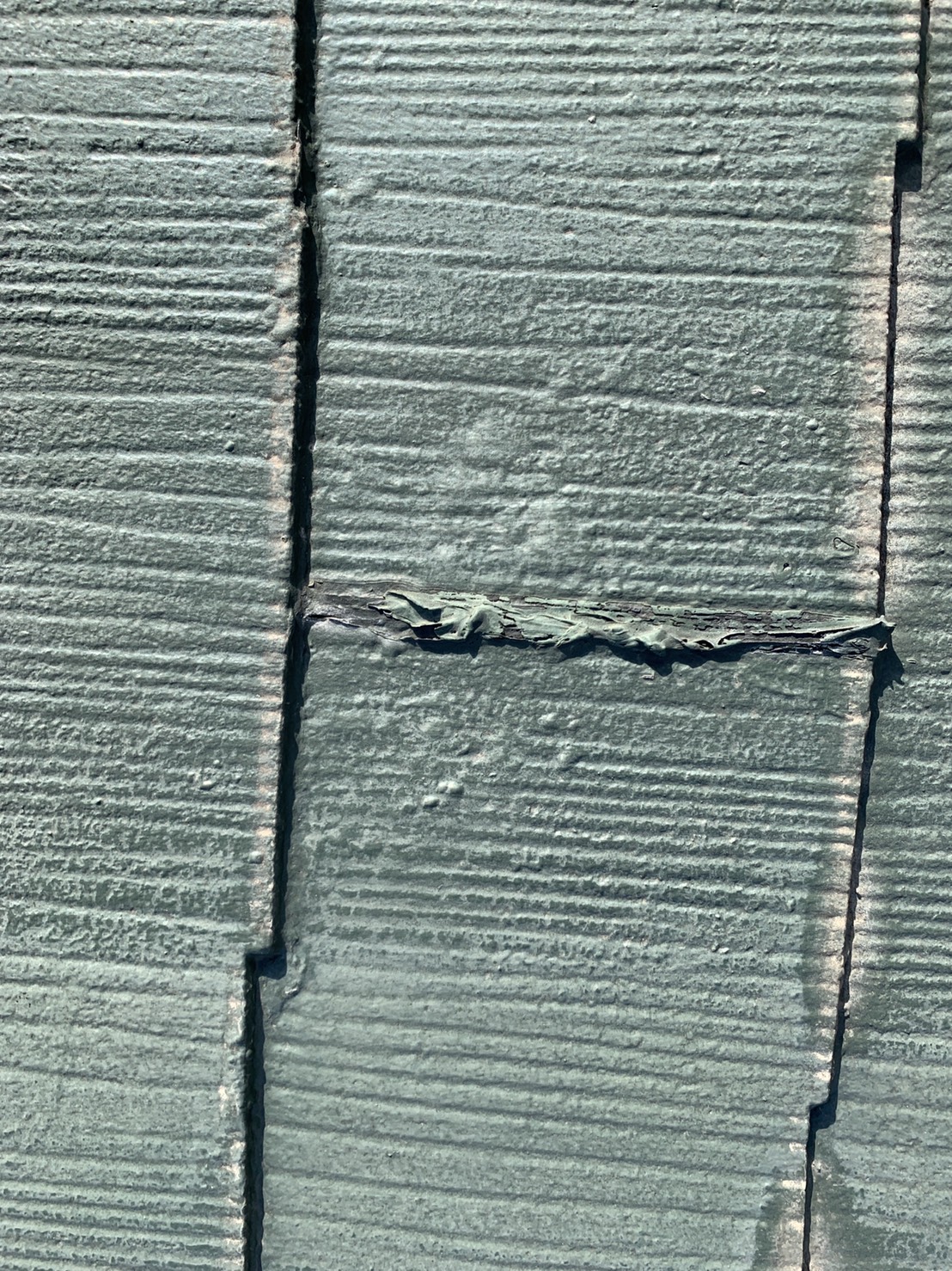 ひび割れたスレート屋根
