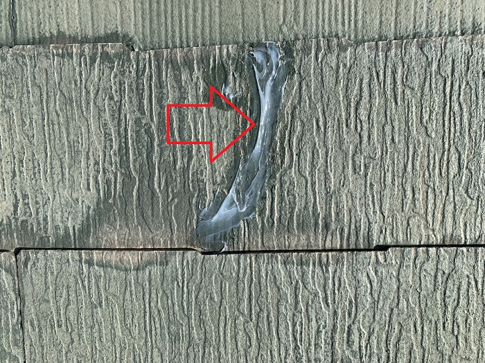 雨漏りの原因となっているスレート屋根のひび割れ