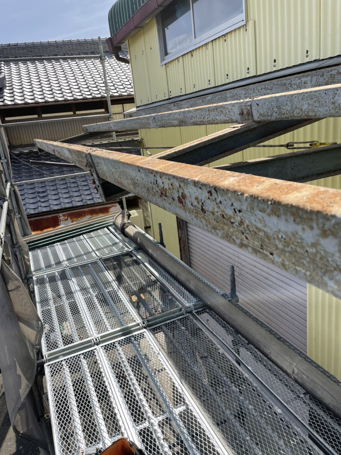 倉庫のスレート波板屋根を撤去した様子