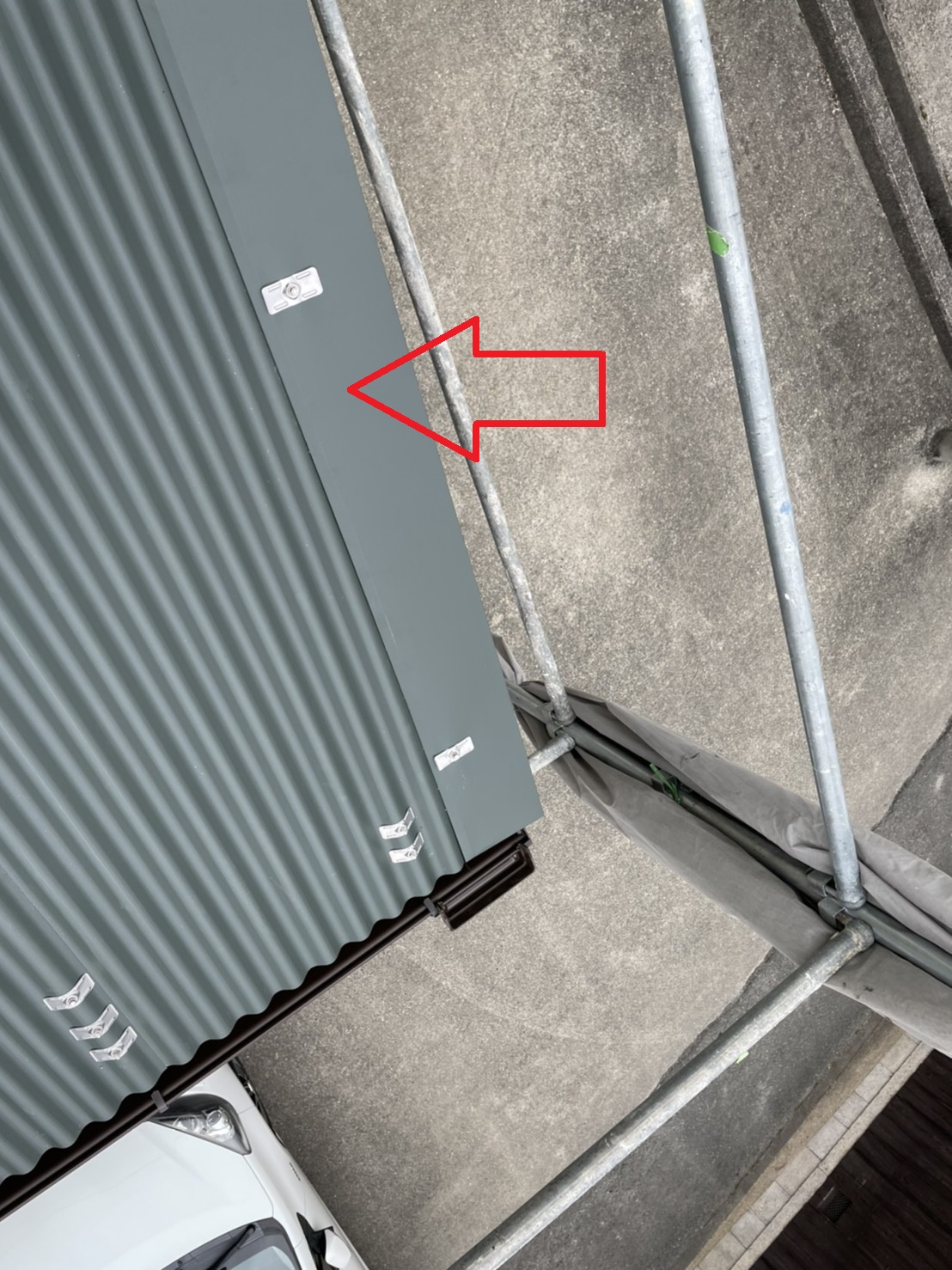 ガルバリウム鋼板波板の端部にケラバ板金を取り付けた様子