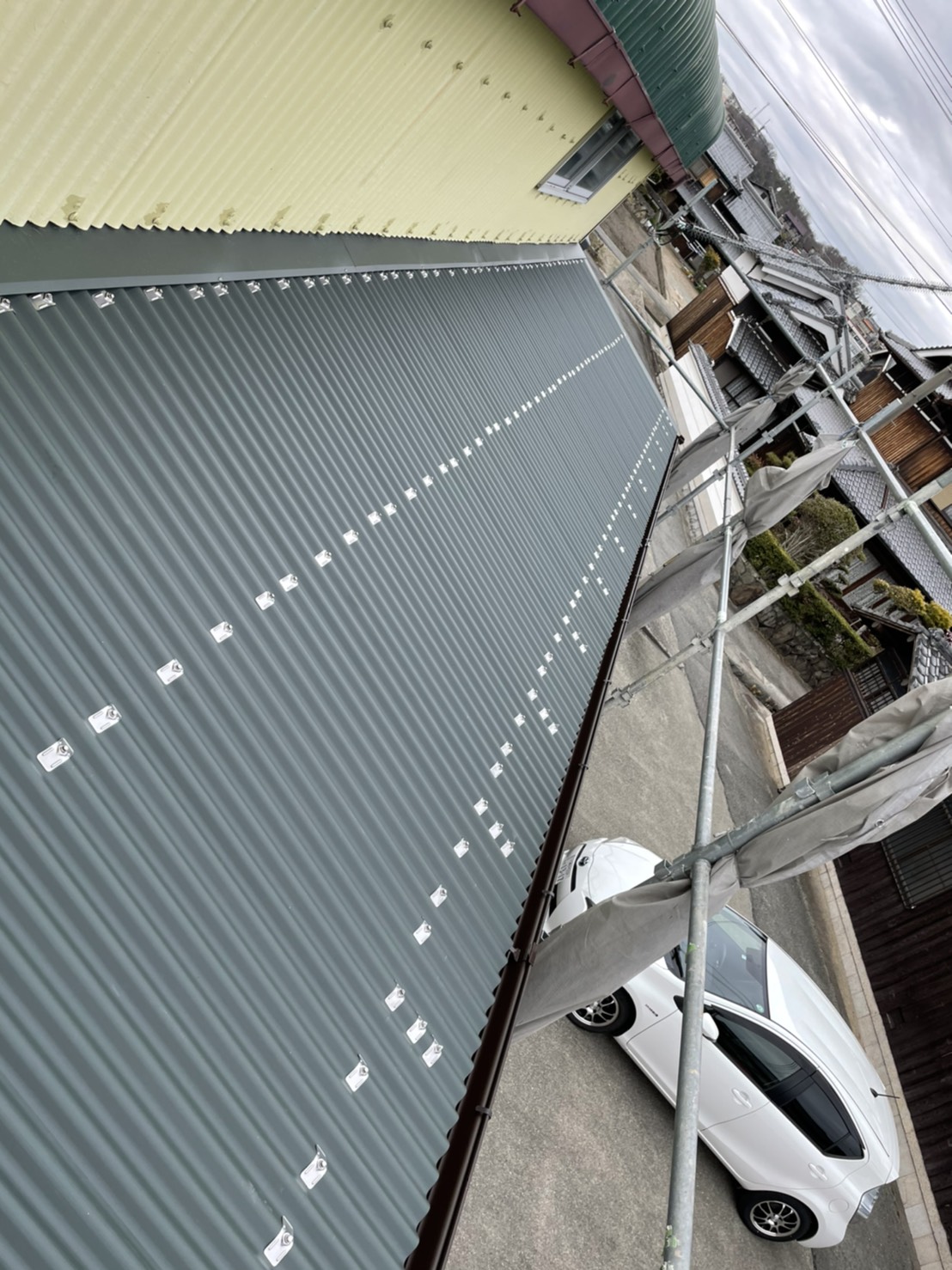 倉庫のスレート波板屋根をガルバリウム鋼板波板に貼り替えた様子