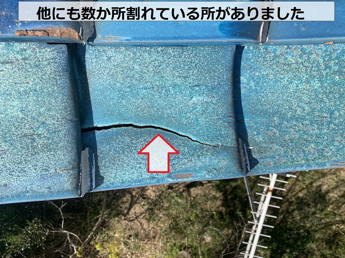 瓦屋根が台風被害で割れている様子