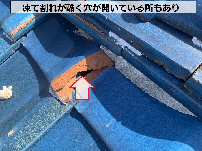 台風被害ではなく劣化で瓦屋根に穴が開いている様子