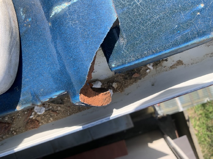 台風被害で瓦屋根が割れている様子