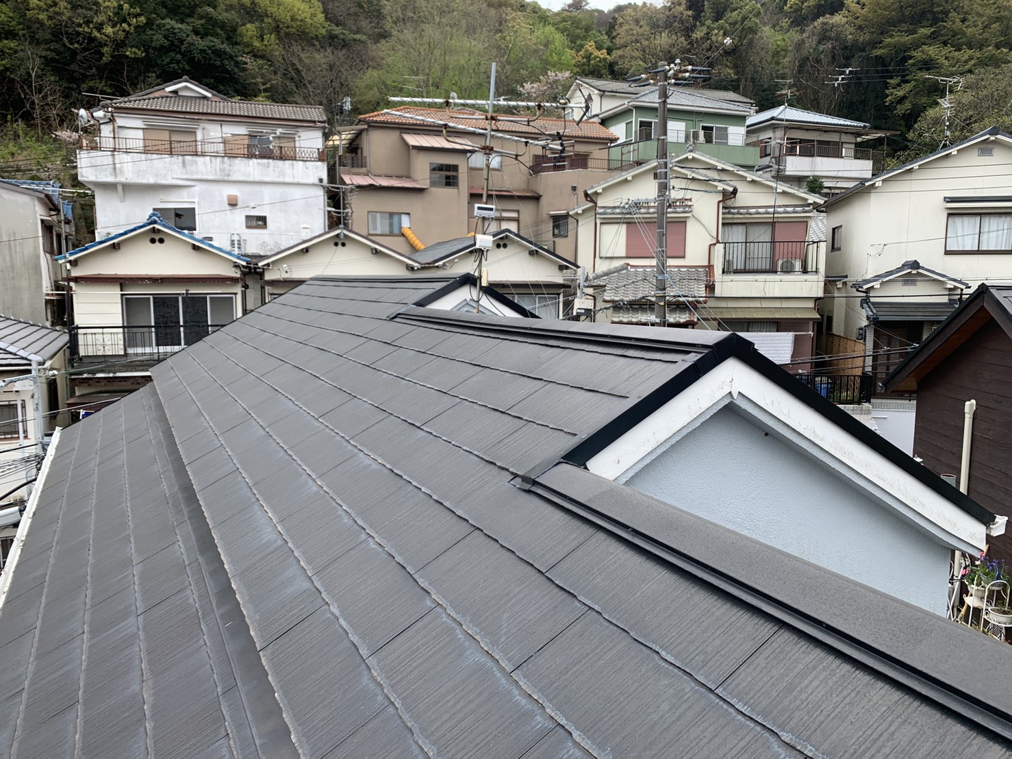 神戸市長田区で雨漏りの原因となったスレート屋根の様子