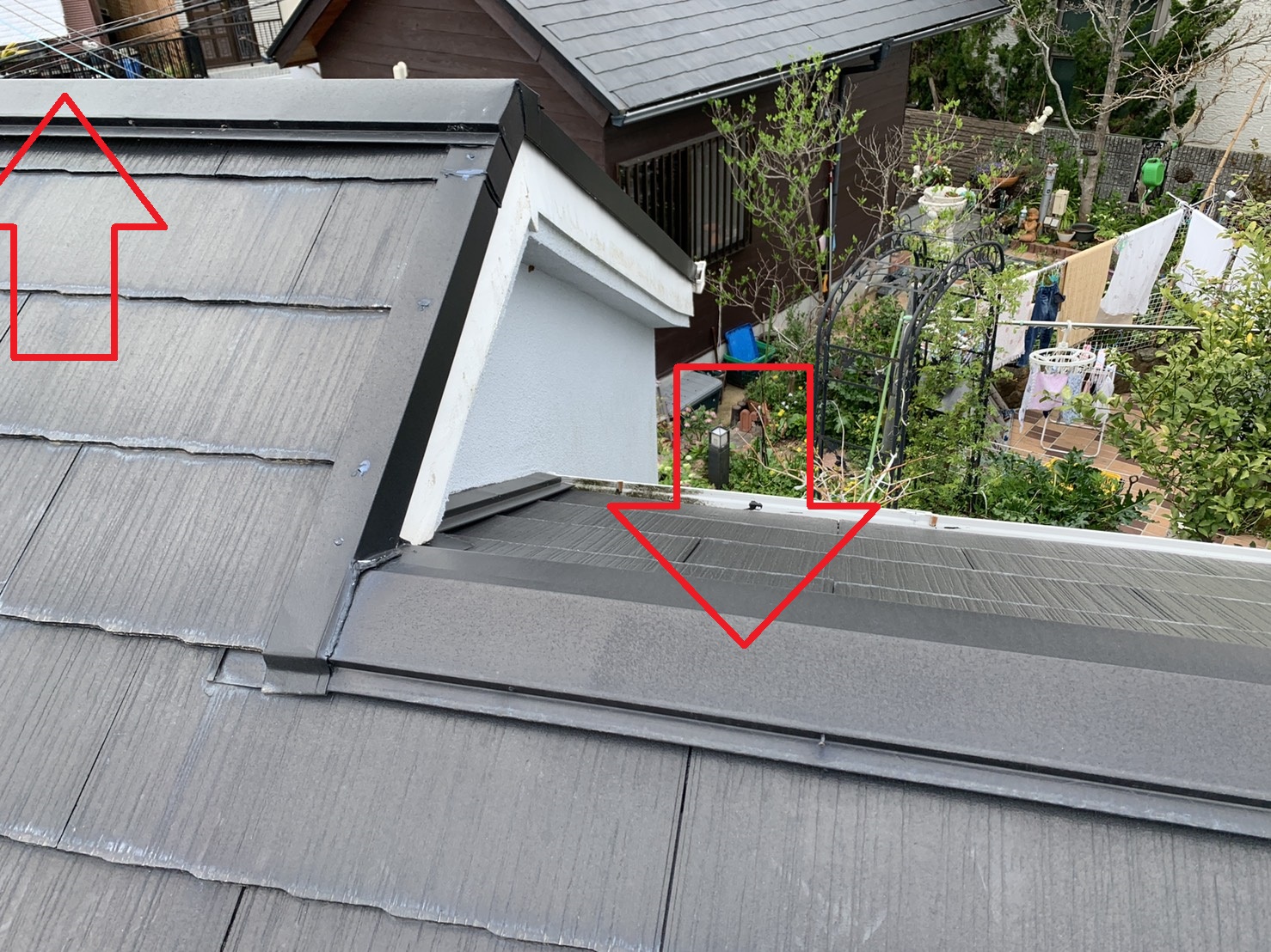 神戸市長田区で発生した雨漏りの原因であろう棟板金の様子