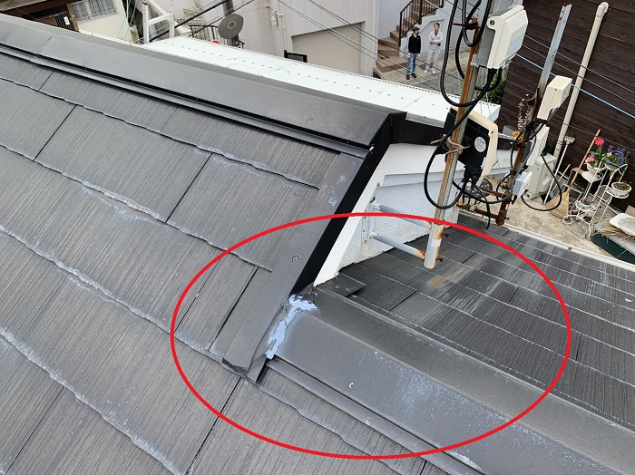 雨漏りの原因となっていそうなスレート屋根の棟板金