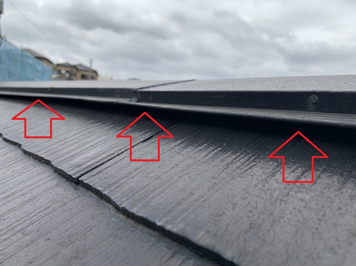 雨漏りしているスレート屋根の棟板金が浮いている様子