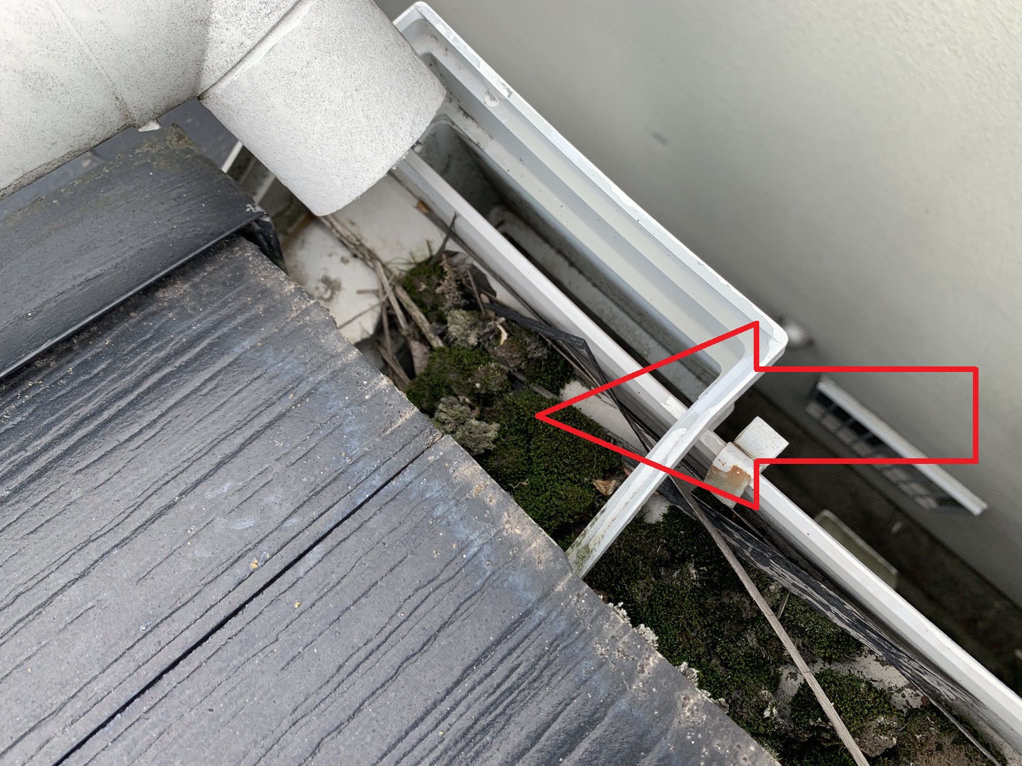 神戸市長田区で雨漏りの原因を調べたお家の雨樋の様子