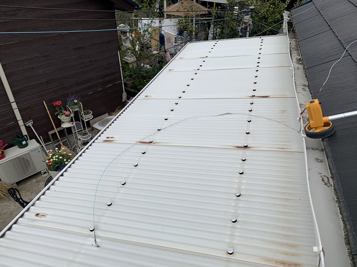 雨漏り調査で波板の劣化を発見した様子