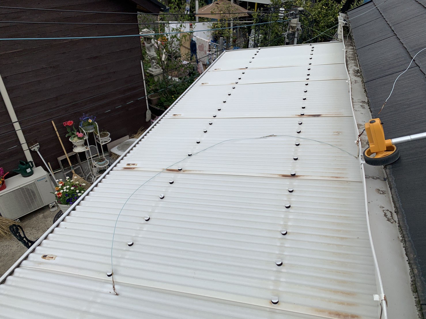 波板が劣化している様子