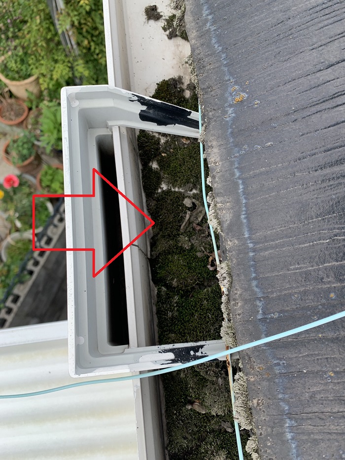 雨漏り調査で樋の詰まりを発見した様子