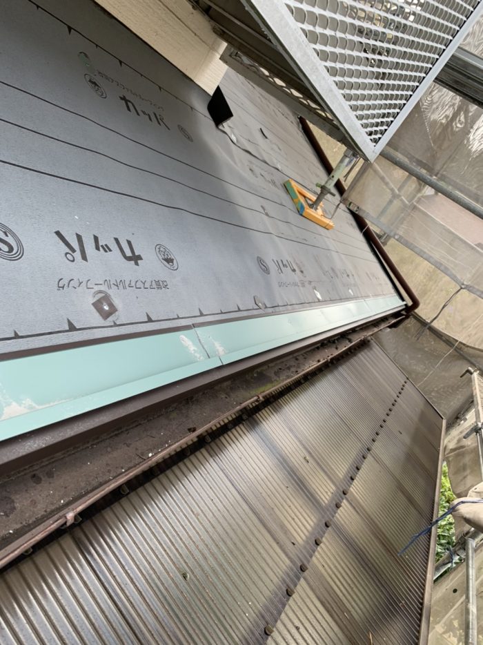 劣化した雨樋の様子