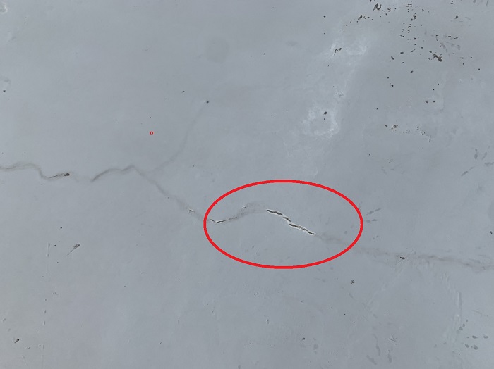 防水層がひび割れている様子